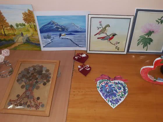 Пенсионеры Приморского района ко Дню Святого Валентина провели выставку декоративно-прикладных поделок «От сердца – к сердцу!»