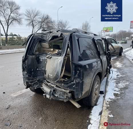 На трассе Одесса-Киев Nissan влетел в светофор и столб — водитель в больнице