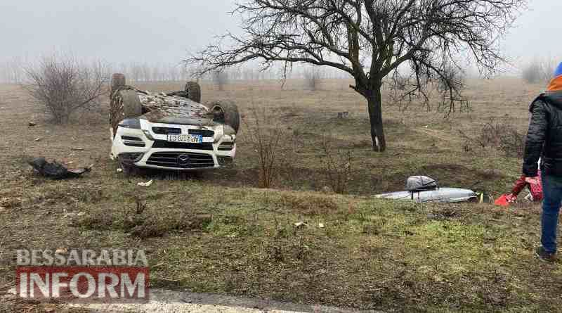Не доехали на курорт: на трассе Одесса-Рени из-за беспечности водителя перевернулся Mercedes c детьми в салоне