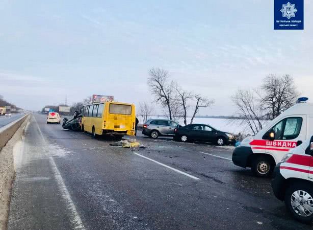 Масштабна ДТП з 4 автомобілями сталася на виїзді з Одеси