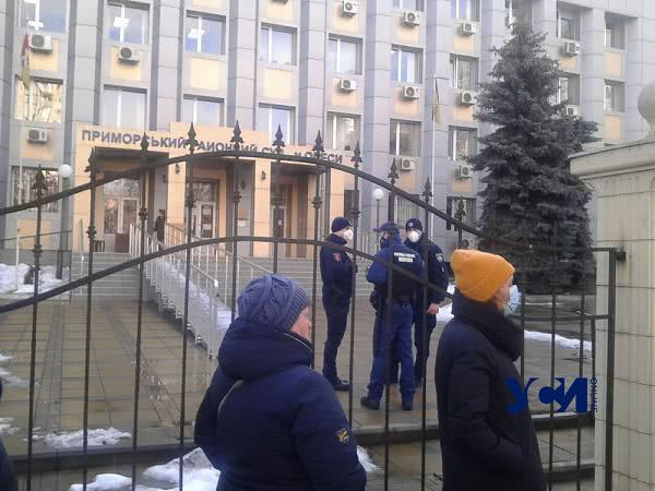 Из Приморского суда эвакуируют людей: отложены заседания по громким делам (фото)