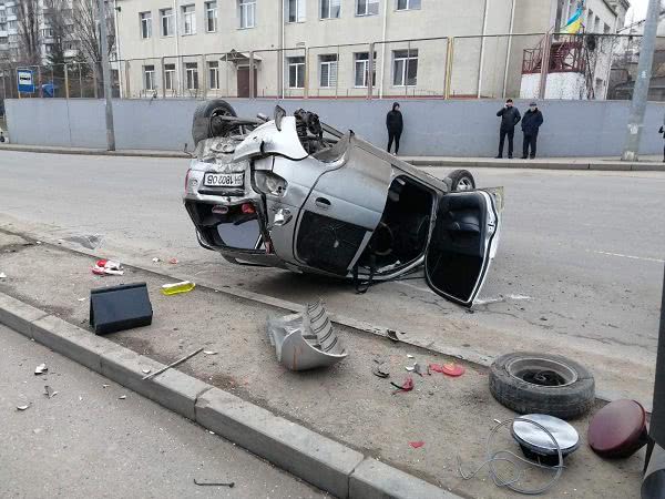 В Одессе автомобиль врезался в троллейбус и перевернулся: водителя увезли в больницу. Фото