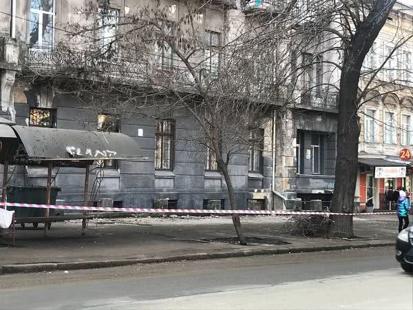 В центре Одессы разрушается еще одно здание — памятник архитектуры (фото)