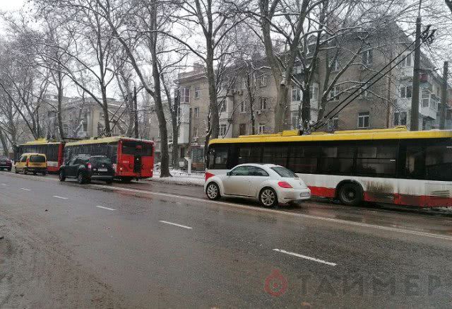На проспекте Шевченко остановились троллейбусы (ФОТО)