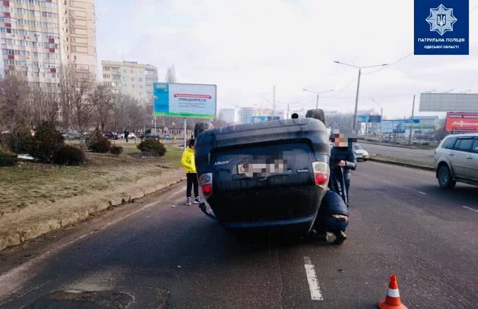 В Одесі на житловому масиві Котовського автомобіль перекинувся догори дригом