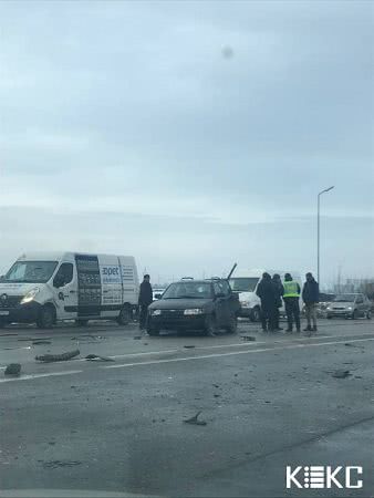 Две легковушки и микроавтобус столкнулись в районе Авангарда (фото)