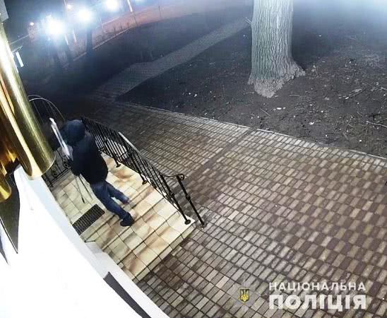 В Одессе мужчина ограбил магазин оптического оборудования. Появилось видео