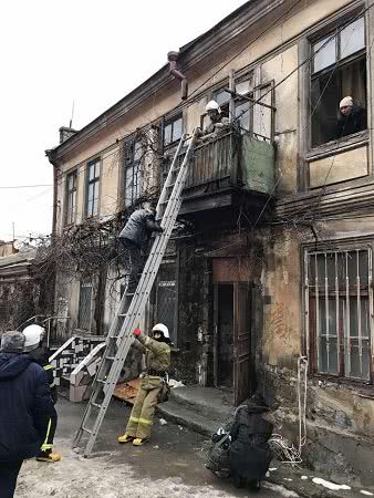 Одеська область: рятувальники ліквідовують наслідки обрушення у двоповерховому житловому будинку