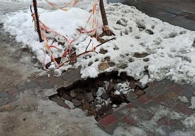 Второй раз за зиму: в Аккермане вновь провалился проблемный участок тротуара