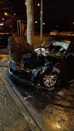 Неизвестные сожгли автомобиль в центре Черноморска