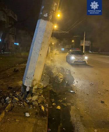 ДТП в Одесі — водій залишився живим, після того, як BMW врізався в стовп та його розірвало на шматки