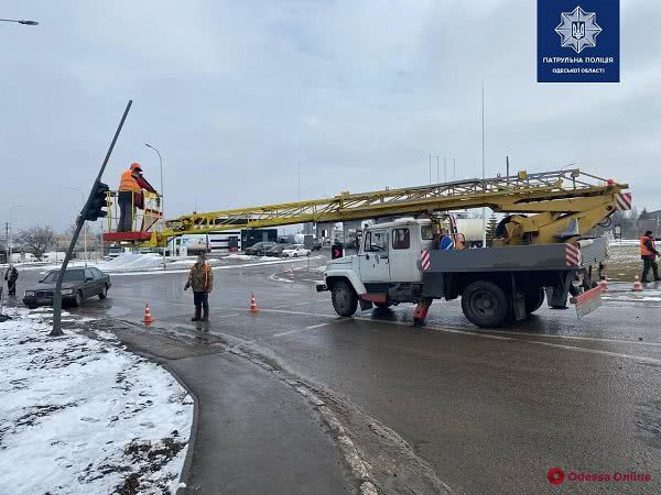 На Киевском шоссе Nissan влетел в светофор и столб — водитель в больнице