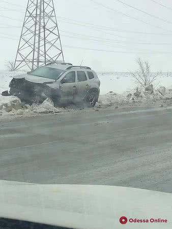 Под Одессой на скользкой дороге произошло серьезное ДТП (фото, видео)