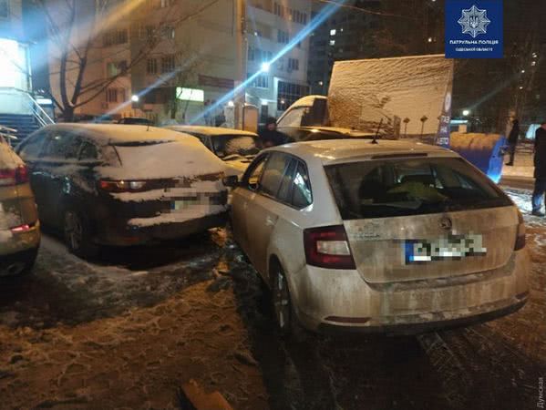Пьяный водитель спровоцировал ДТП в Одессе: разбиты семь автомобилей 03