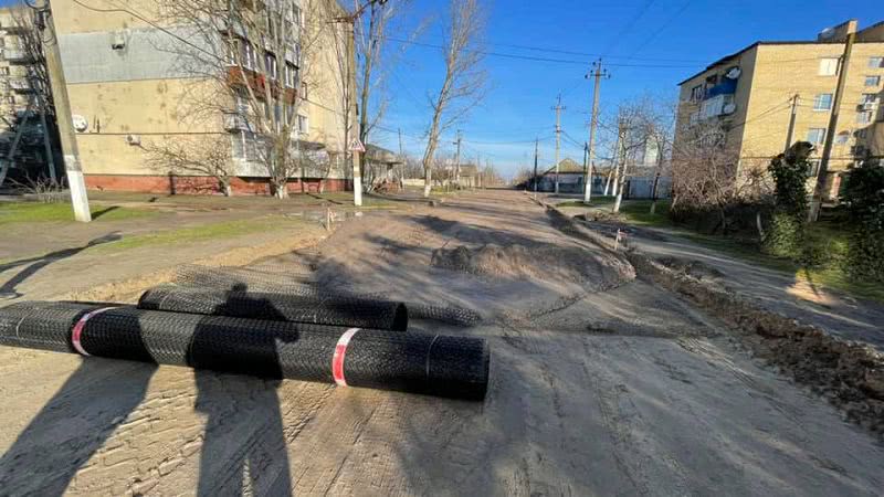 Килия: параллельно с ремонтом дороги по улице Победы коммунальщики меняют водопроводные трубы