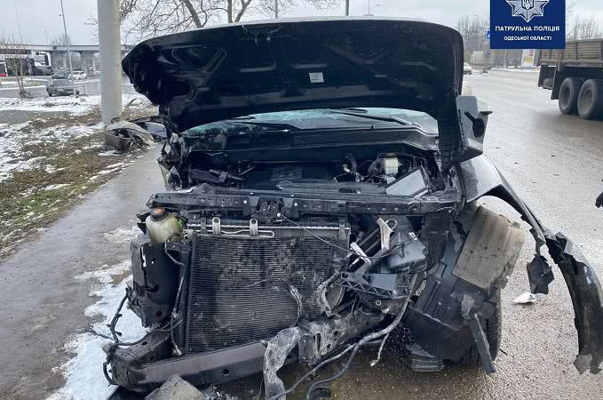 На трассе Одесса – Киев легковушка снесла столб: водитель в больнице (фото)