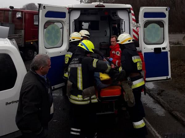 Сотрудники одесского ГСЧС достали пострадавшего мужчину из разбитого авто