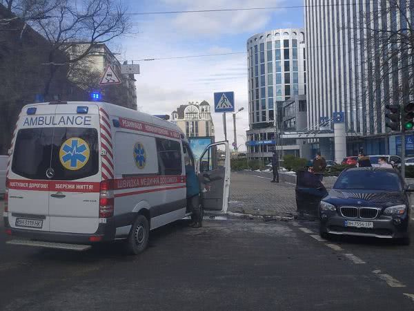 В центре Одессы БМВ врезался в скорую помощь