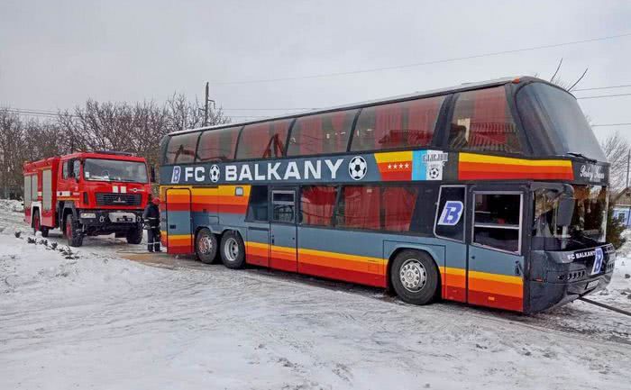 В Одессой области застрял на льду фирменный автобус футбольного клуба “Балканы”