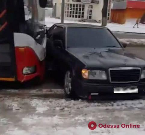 На Таирова троллейбус въехал в «Мерседес» (видео)