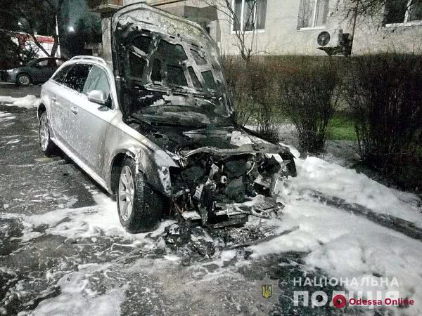 В Южном сгорел автомобиль Audi