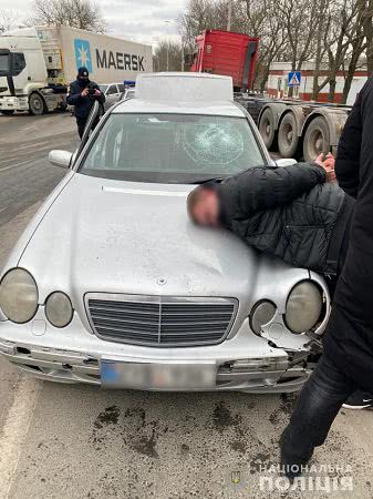 Вооруженный водитель-иностранец совершил наезд на двух полицейских в Одесской области