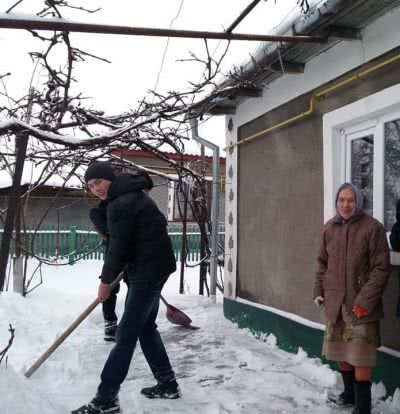 Активісти міської громади Одещини визволили стареньких людей зі снігового полону