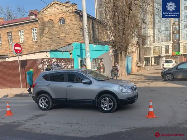 В Одессе легковушка врезалась в дом после столкновения с кроссовером
