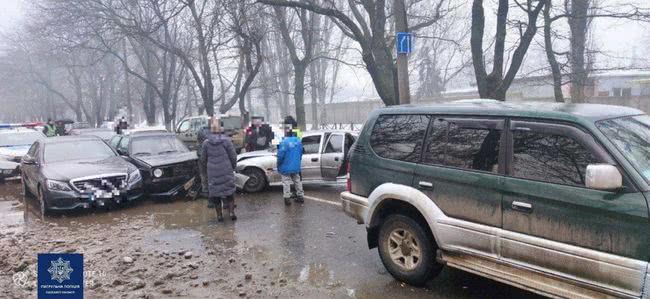 Сразу шесть авто столкнулись из-за непогоды в Одессе, есть пострадавший (фото и видео)