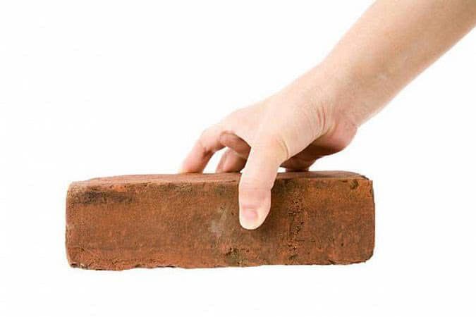 В Одесі жінка розбила десять автомобілів, закидаючи їх цеглою