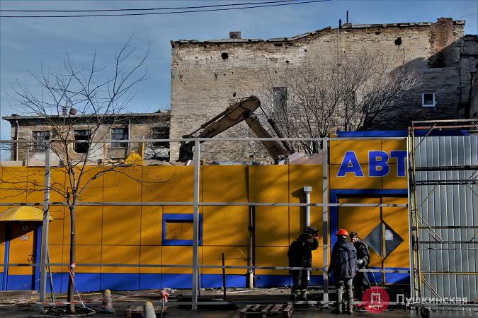 Между памятником архитектуры и школой: в историческом центре Одессы  начинается стройка на полквартала