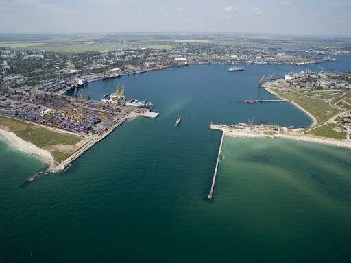 Порт Черноморска временно ограничил работу из-за сильного ветра