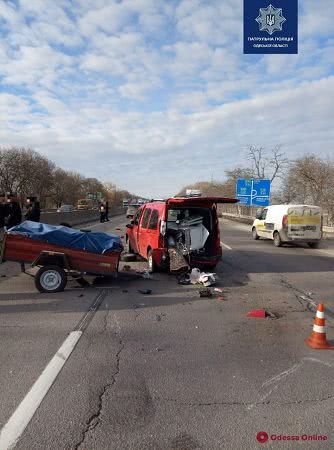 Возле Клеверного моста автомобиль Kia сбил водителя, который менял колесо