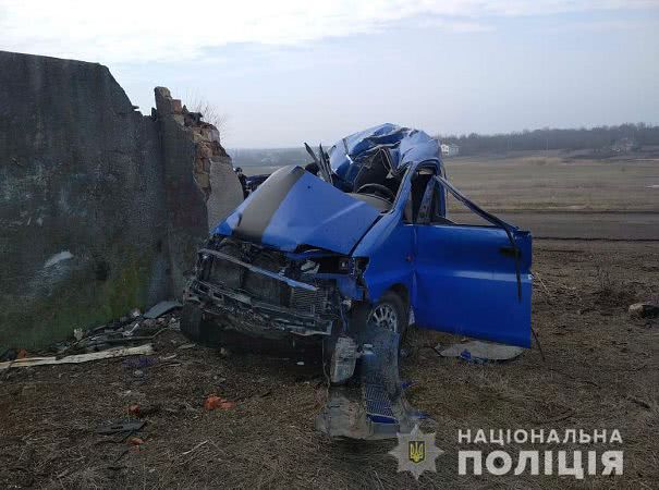 В селе под Одессой микроавтобус врезался в стену: водитель погиб, машина всмятку. Фото