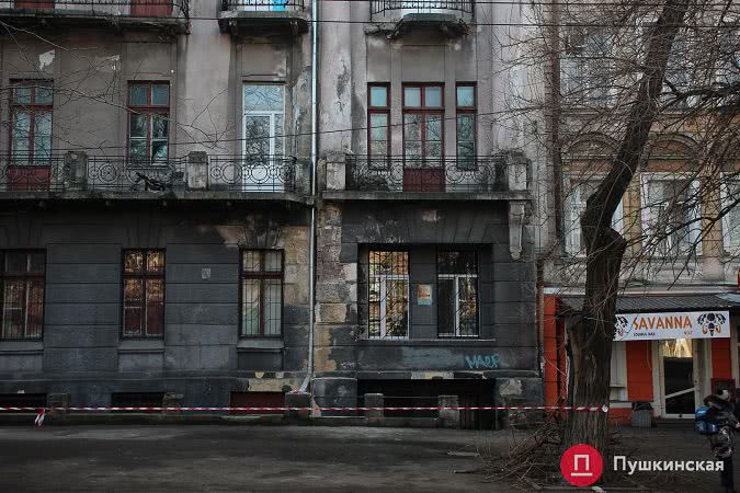 На Новосельского обрушилась часть фасада памятника архитектуры. Фото