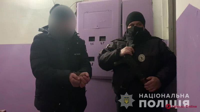 В Одесской области домашний тиран выгнал жену на мороз, а потом напал на полицейского