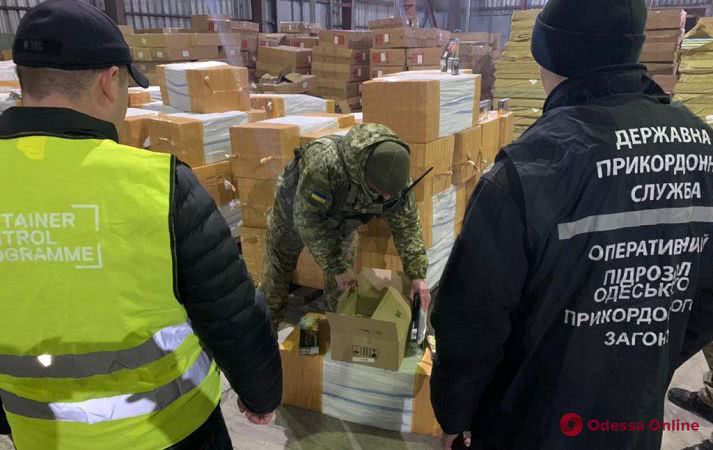 В порту Черноморска блокировали масштабную контрабанду табака для кальяна