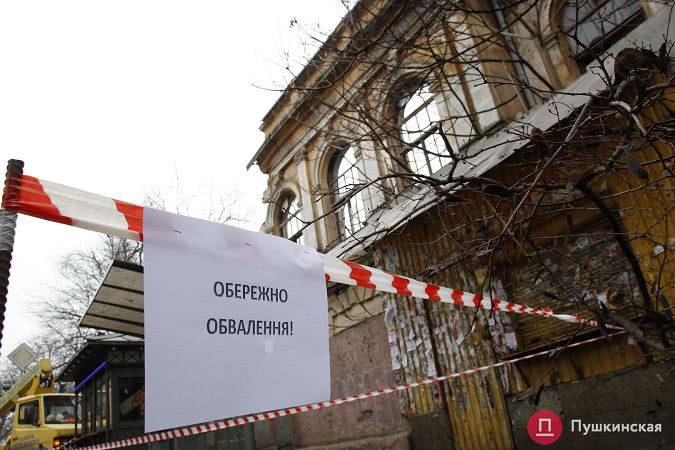 Обрушившееся ночью здание в Одессе числится в реестре памятников архитектуры: как разбирают завал. Фото