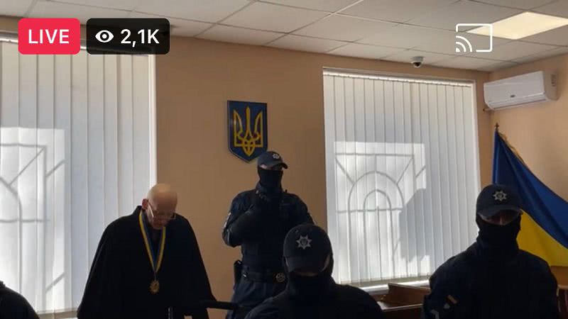 Активісти заблокували виїзд з суду в Одесі та не випускають авто із Сергієм Стерненком