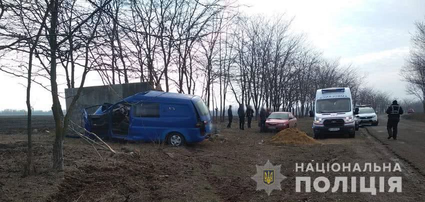 В Одесской области микроавтобус врезался в стену: водитель погиб (фото)