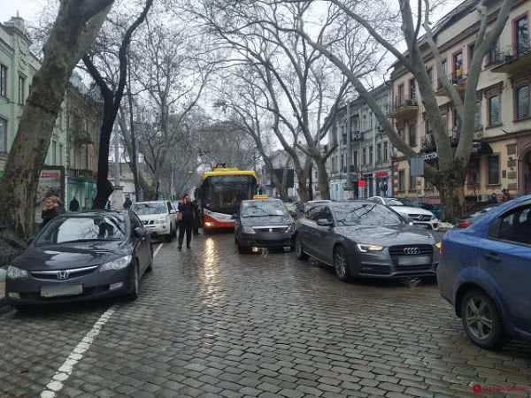 Тройное ДТП на Пушкинской заблокировало движение троллейбусов (ФОТО)