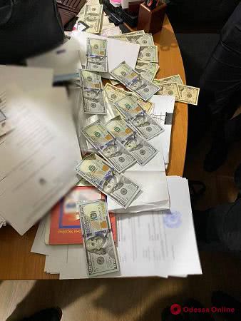 Обещали снять арест с авто: в Одессе госисполнители ответят в суде за взятку