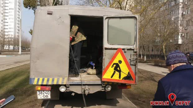 Прорыв магистрального трубопровода в Южном устраняют: к вечеру пустят тепло в жилые дома (фото)