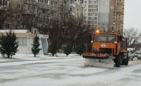 С 3 часов ночи улицы Черноморска убирают от снега