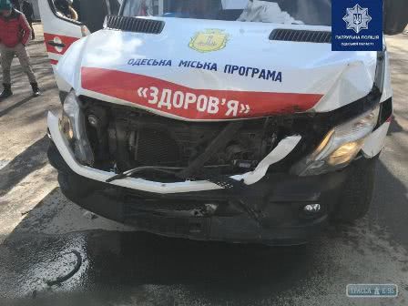 В Одессе автомобиль скорой помощи попал в ДТП