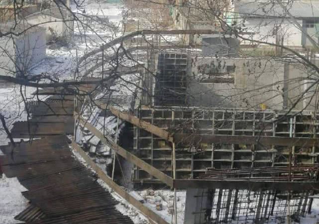 Одесские активисты разрушили забор на поселке Котовского