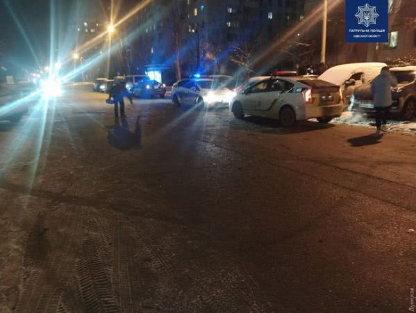 Пьяный водитель спровоцировал ДТП в Одессе: разбиты семь автомобилей 06