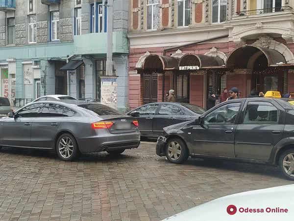 На Пушкинской из-за тройного ДТП заблокировано движение троллейбусов