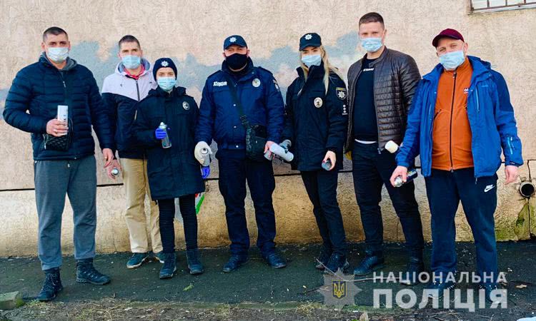 Одесские полицейские вместе с местными активистами ликвидируют рекламу наркотиков