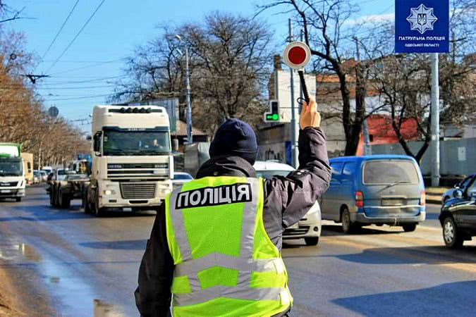 Полиция штрафует водителей грузовиков за проезд по Ивановскому мосту